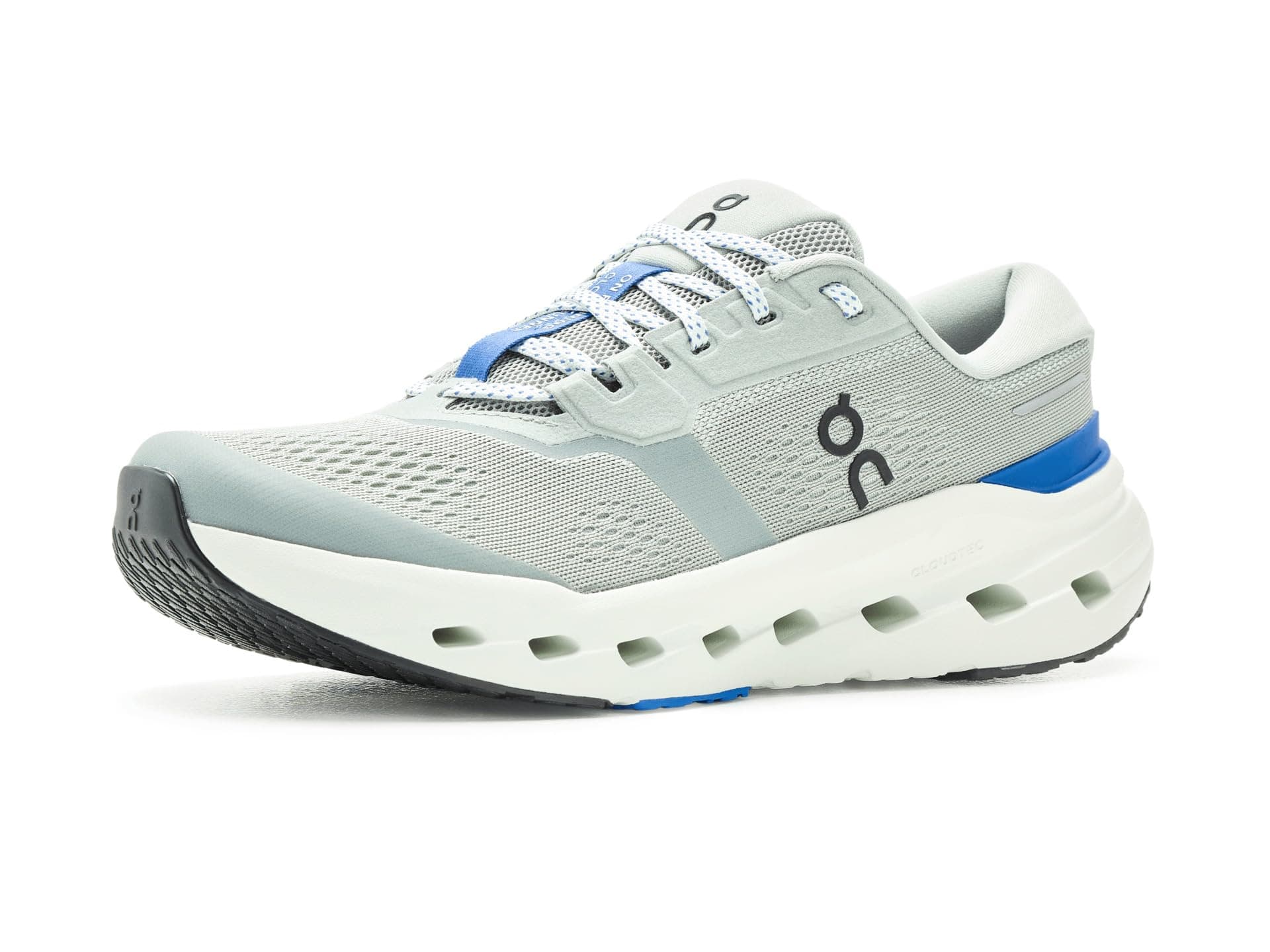 On Cloudrunner 3 — cor Prata